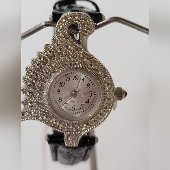 NWOT RHINESTONE SWAN WATCH WITH LEATHER BAND. - Picture 4 of 6